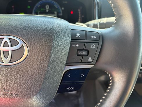 Used 2025 Toyota Camry SE FWD image 15