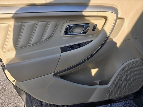 Used 2018 Ford Taurus SE image 9