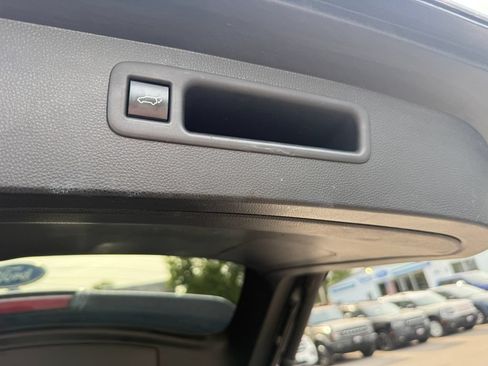Used 2022 Toyota Highlander XLE AWD/4WD image 11