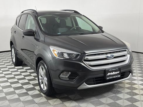 Used 2018 Ford Escape SE image 3