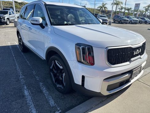 Used 2024 Kia Telluride EX image 3
