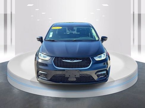 Used 2023 Chrysler Pacifica Touring-L FWD image 2
