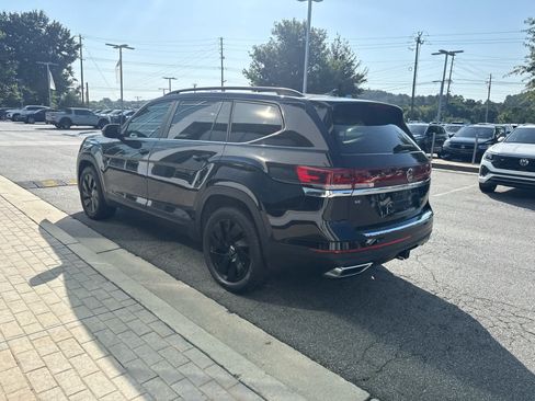 Certified 2024 Volkswagen Atlas SE w/ Panoramic Sunroof Package FWD image 5