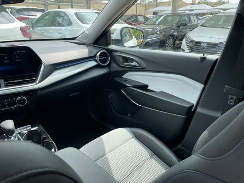 Used 2025 Chevrolet Trax LT w/ LT Convenience Package image 38