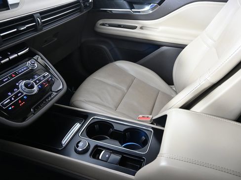 Used 2021 Lincoln Corsair Standard w/ Premium Package image 32