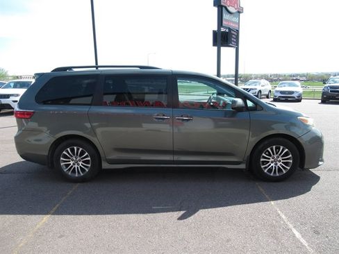 Used 2020 Toyota Sienna XLE Premium FWD image 2