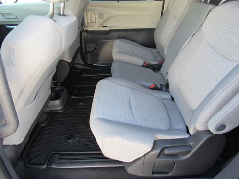 Used 2022 Toyota Sienna LE image 27