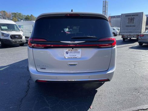 New 2026 Chrysler Pacifica Select image 8