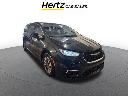 Used 2023 Chrysler Pacifica Touring-L image 1