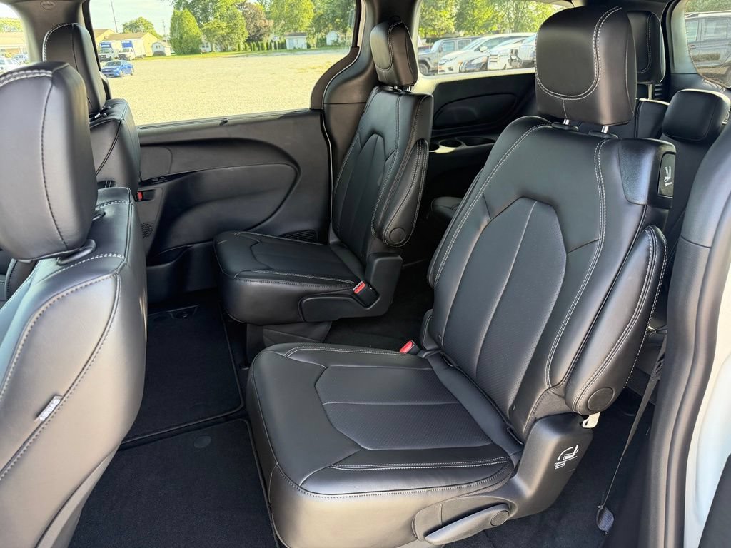 New 2027 Chrysler Pacifica Select FWD image 18