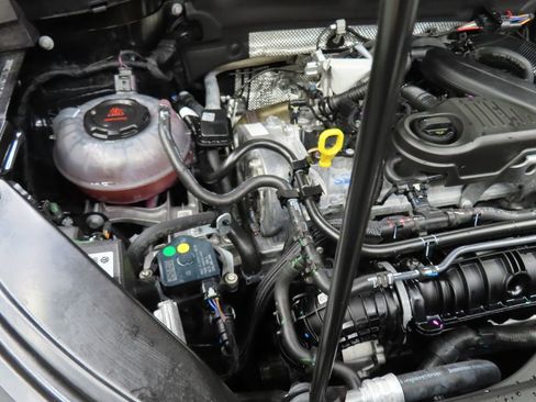 Used 2025 Volkswagen Taos SE image 25