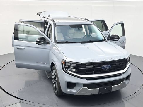 Used 2025 Ford Expedition Platinum w/ Driver's Package AWD/4WD image 53
