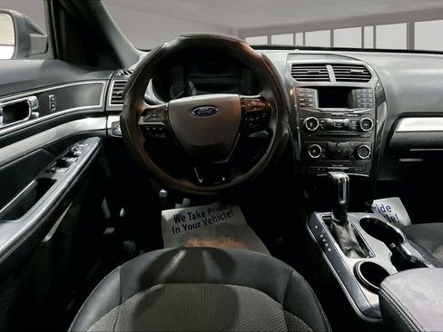 Used 2017 Ford Explorer XLT image 5