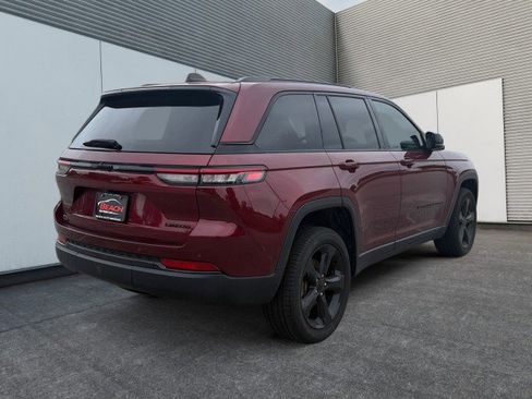 Used 2023 Jeep Grand Cherokee Limited w/ Black Appearance Package image 13