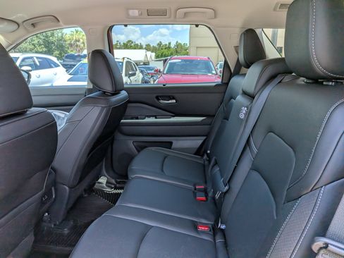 Used 2024 Nissan Pathfinder SL FWD image 12