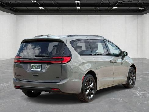 Used 2022 Chrysler Pacifica Touring-L w/ S Appearance Package AWD/4WD image 5