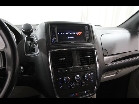 Used 2019 Dodge Grand Caravan SXT FWD image 9