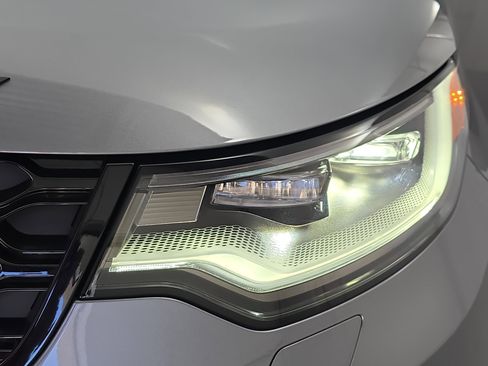 Used 2025 Land Rover Discovery Dynamic SE image 31