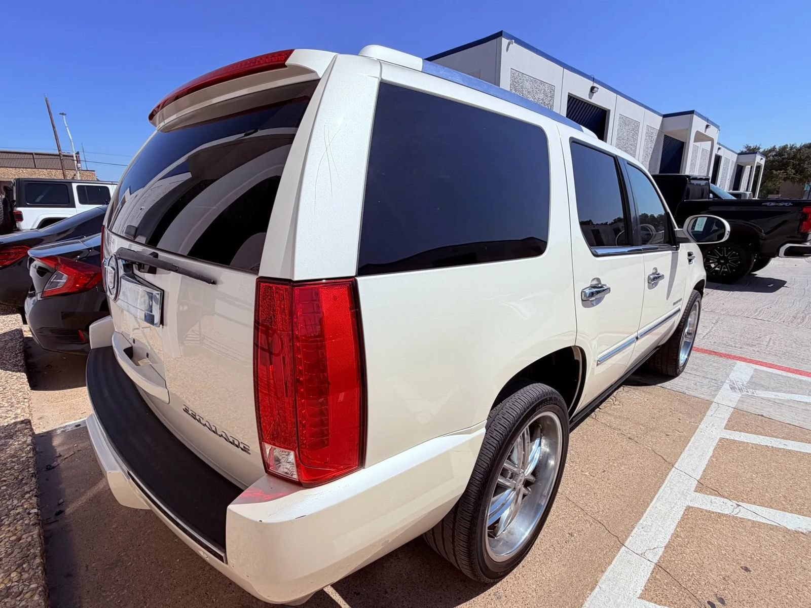 Used 2013 Cadillac Escalade Luxury RWD image 5