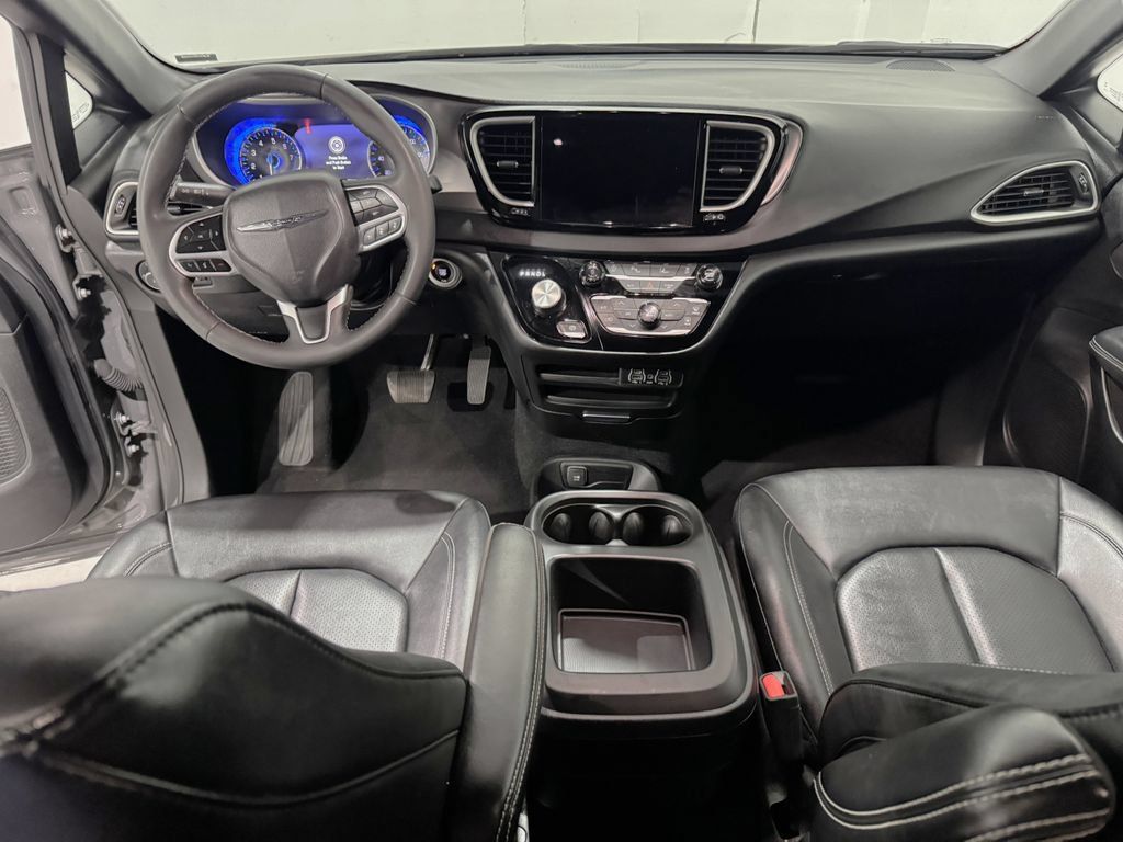 Used 2025 Chrysler Pacifica Select FWD image 30