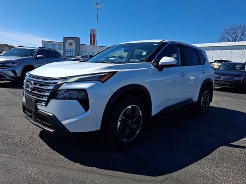 Used 2024 Nissan Rogue SV image 3