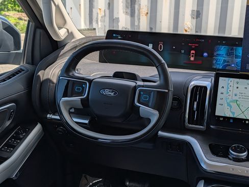 Certified 2025 Ford Expedition Platinum AWD/4WD image 21