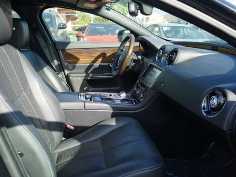 Used 2011 Jaguar XJ L Supersport RWD image 17