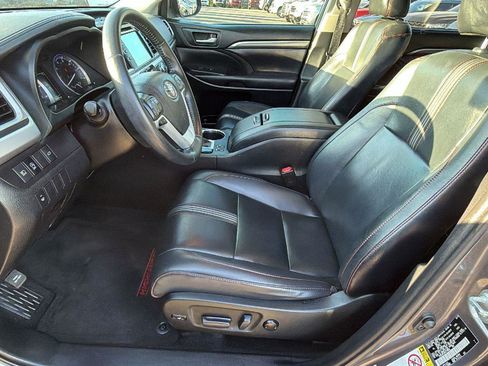 Used 2019 Toyota Highlander SE w/ Nightshade Edition image 13