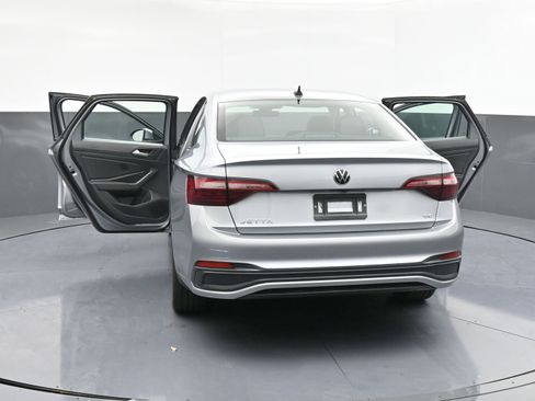 Used 2024 Volkswagen Jetta SE image 40