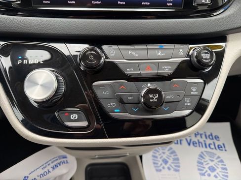 Used 2023 Chrysler Pacifica Touring-L image 27