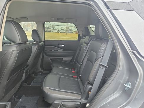 Certified 2025 Nissan Pathfinder SL image 16