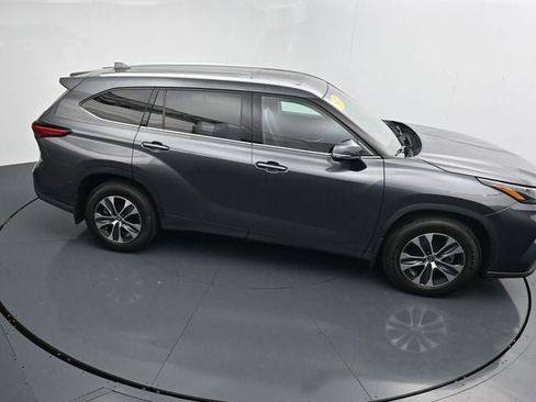 Used 2022 Toyota Highlander XLE AWD/4WD image 28