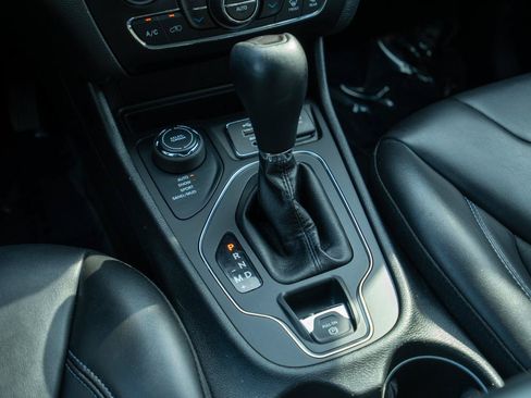 Used 2019 Jeep Cherokee Latitude Plus w/ Comfort/Convenience Group AWD/4WD image 26