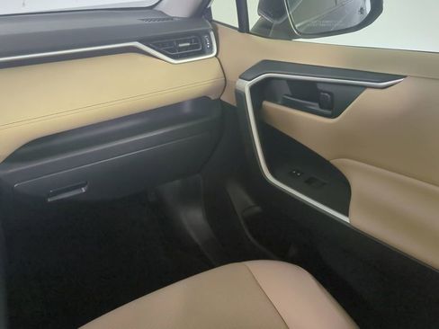 Used 2019 Toyota RAV4 LE FWD image 19