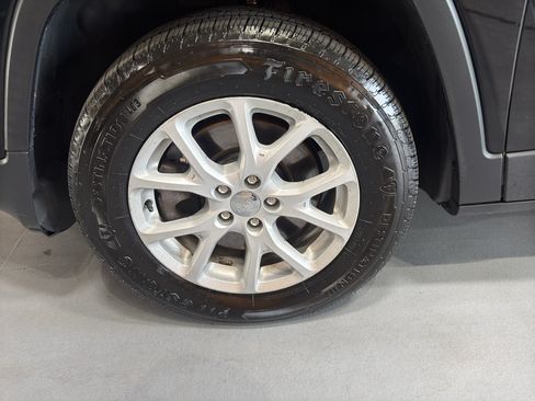 Used 2018 Jeep Cherokee Latitude Plus w/ Cold Weather Group AWD/4WD image 9