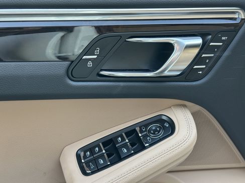 Certified 2025 Porsche Macan AWD/4WD image 28