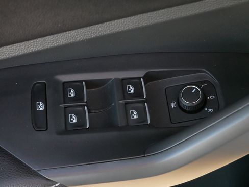 Certified 2023 Volkswagen Jetta SE image 19