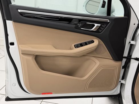 Certified 2025 Porsche Macan image 25