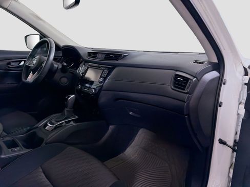 Used 2017 Nissan Rogue SV w/ SV Premium Package image 30