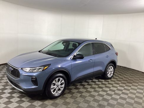 Used 2023 Ford Escape Active w/ Tech Pack #1 AWD/4WD image 2