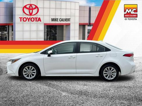 Used 2025 Toyota Corolla LE w/ LE Premium Package FWD image 2