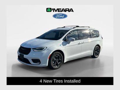 Used 2022 Chrysler Pacifica Touring-L w/ Uconnect Theater Family Group
