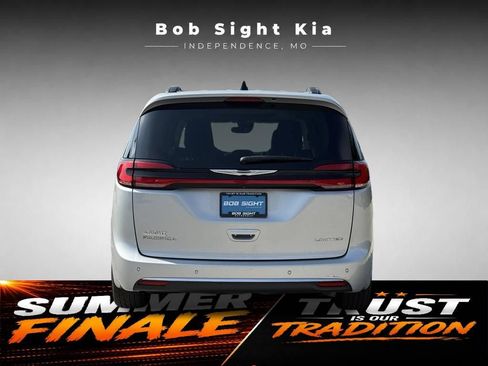 Used 2023 Chrysler Pacifica Limited FWD image 12