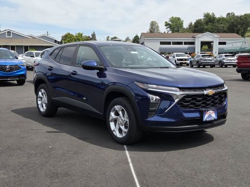 Used 2024 Chevrolet Trax LS w/ LS Convenience Package FWD image 3