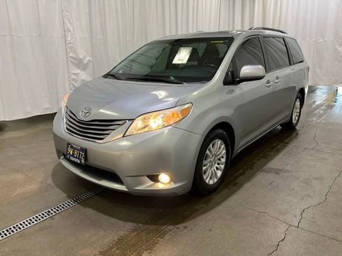 Certified 2017 Toyota Sienna XLE FWD image 7