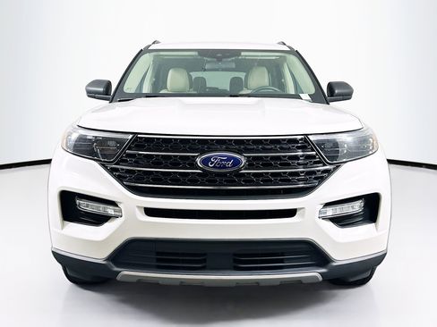 Used 2020 Ford Explorer XLT w/ Equipment Group 202A image 2