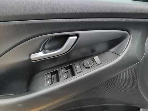 Used 2019 Hyundai Elantra GT FWD image 10
