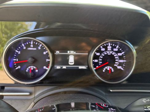 Used 2024 Kia Carnival EX FWD image 14