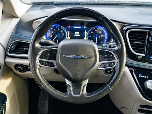 Used 2021 Chrysler Pacifica Touring-L image 19