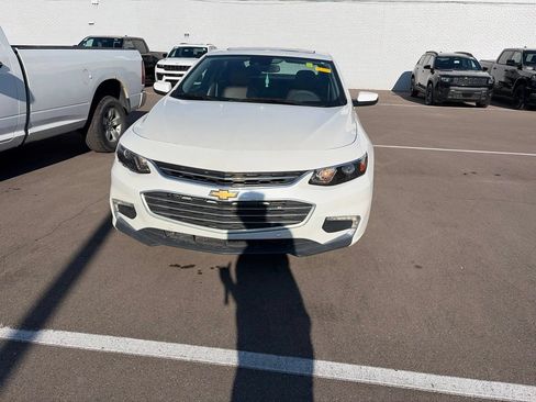 Used 2017 Chevrolet Malibu LT w/ Leather Package FWD image 2